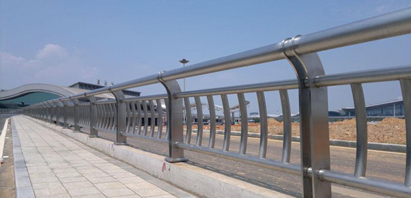 鍍鋅不銹鋼護(hù)欄辨別真假