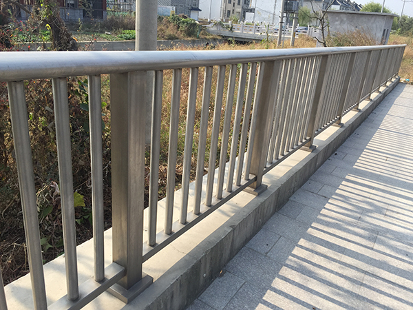 不銹鋼橋梁護(hù)欄如何劃分防撞等級(jí)